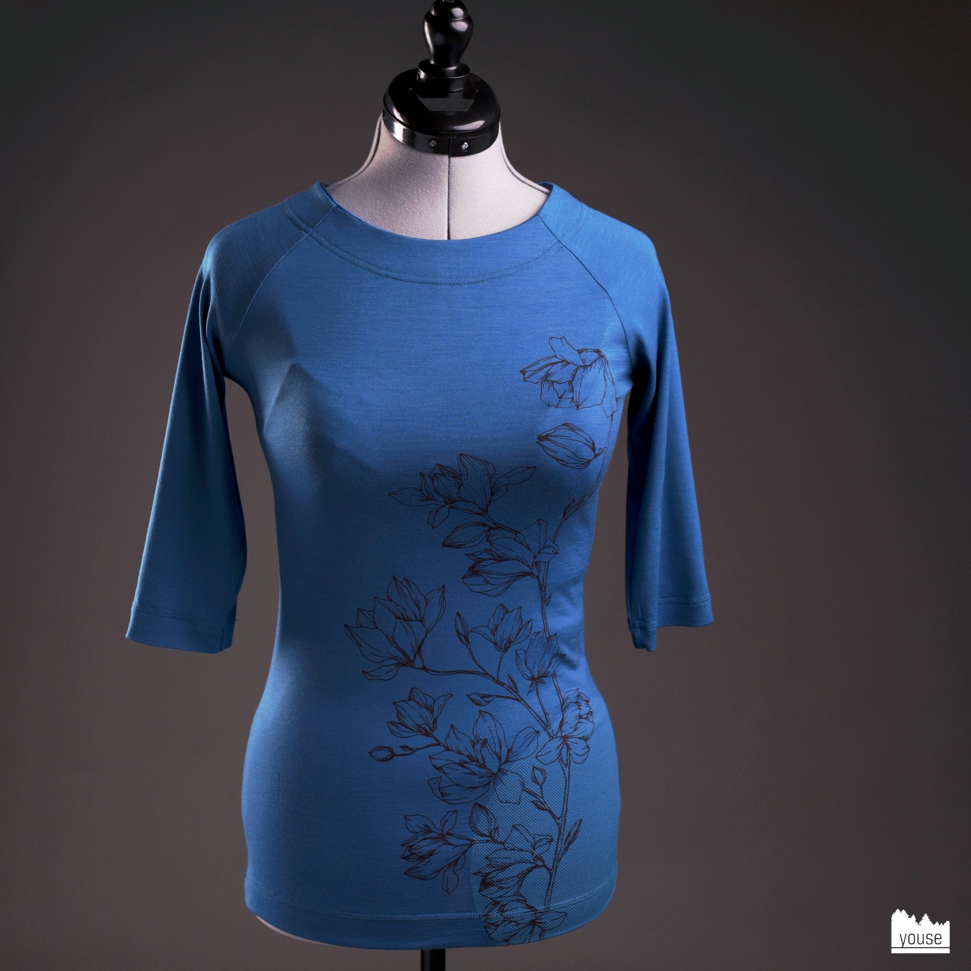 Magnolie in kastanie auf azurblau